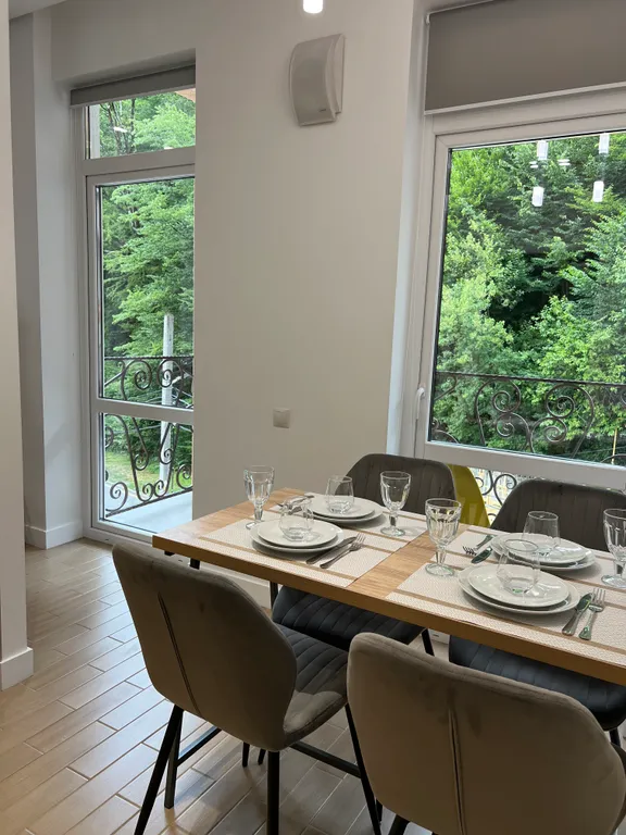 Стильный номер с балконом и кухонной зоной