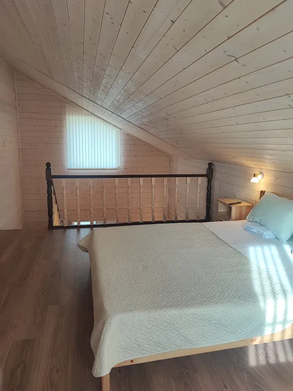 Просторный деревянный коттедж, половина дома 2 этажа 4п