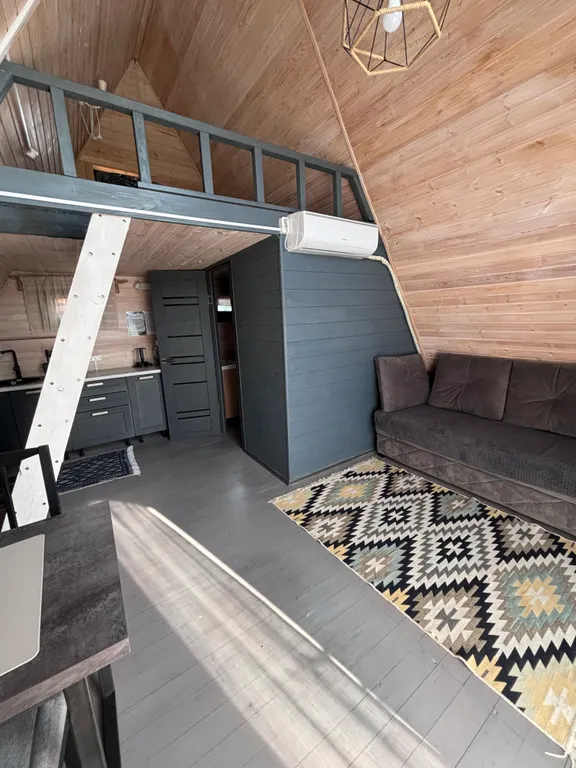 Дом в окружении гор