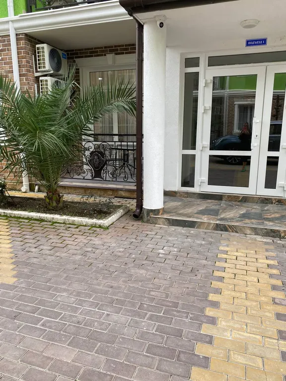 Евротрехкомнатный апартамент с балконом на первой линии