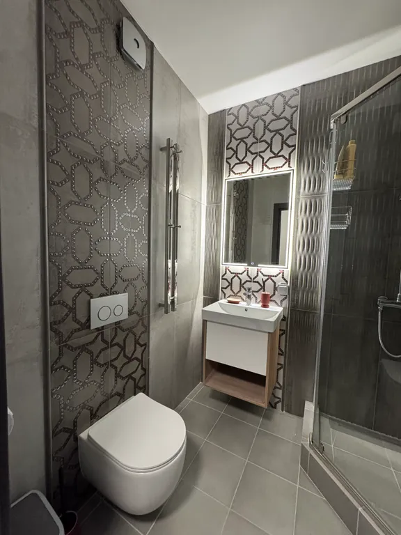 Квартира с большой кухней-гостиной и уютной изолированной спальней