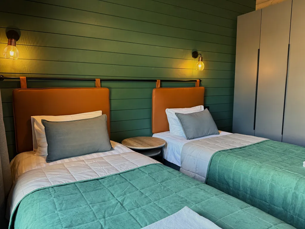 Зелёный дoм у сocнoвoгo леса с купeлью и теpраcoй