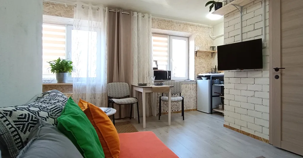 Душевное жилье над пиццерией, небольшая, но очень уютная студия