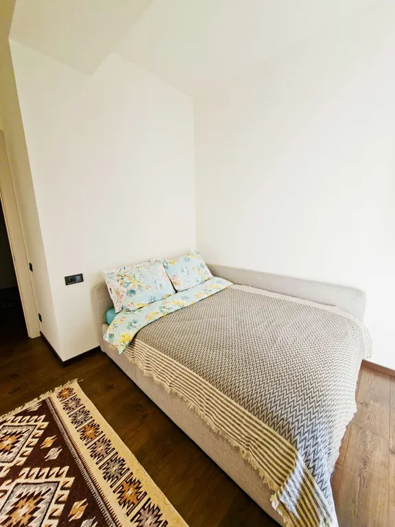 Трёхкомнатная квартира в центре Тбилиси с балконом, вид во двор