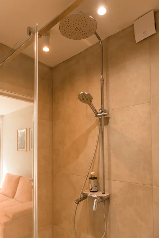 Коттедж Коттедж с панорамными окнами и террасой на крыше — Разметелево