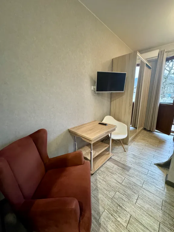 Студия с выделенной спальней и балконом в центре