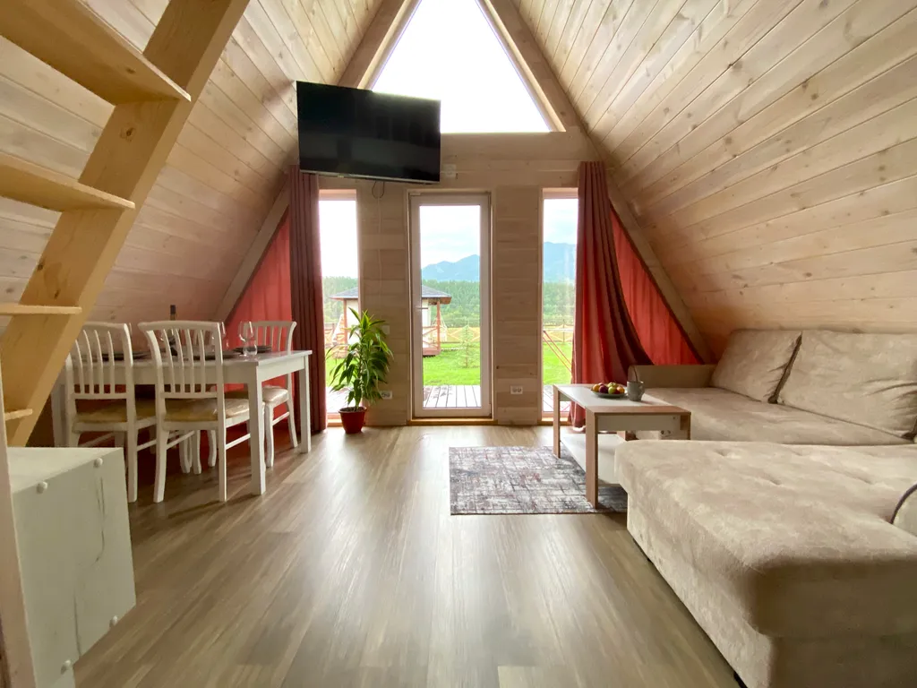 Афрейм с панорамным видом на горы