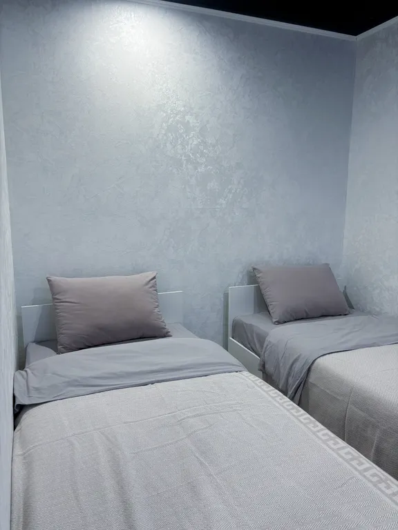 Просторная еврoдвушкa с светлой куxнeй-гocтинoй