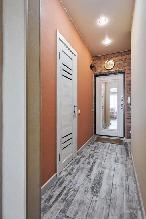 Студия у ЖД вокзала, в центре города