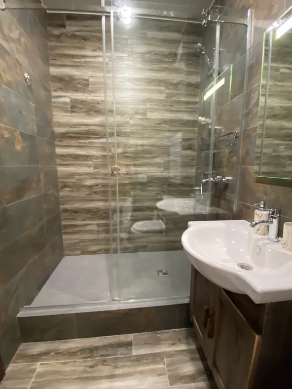 Уютные семейные апартаменты c видом на водоём и горы