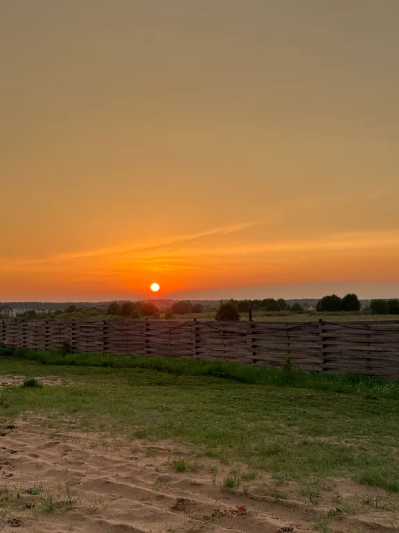 Уютный домик на берегу реки с горячим чаном