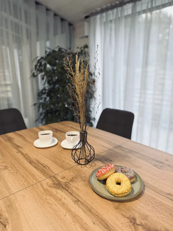 Дом у реки в сосновом лесу