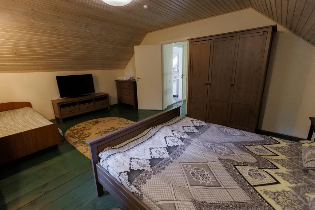 Коттедж в окружении лесных деревьев