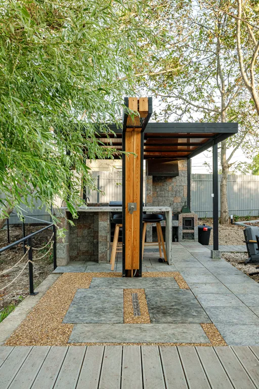 Дом на берегу реки