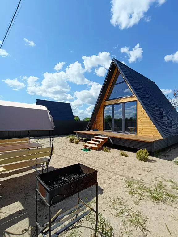 Уютный А-фрейм с чаном у озера