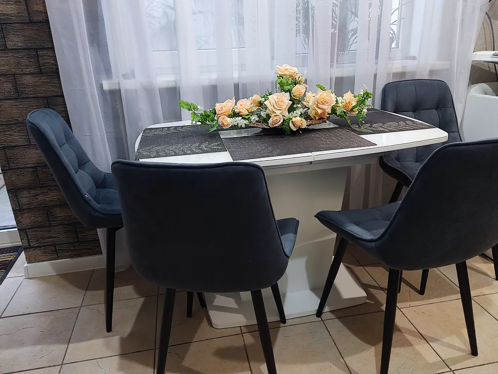 Коттедж с гаражом и двориком