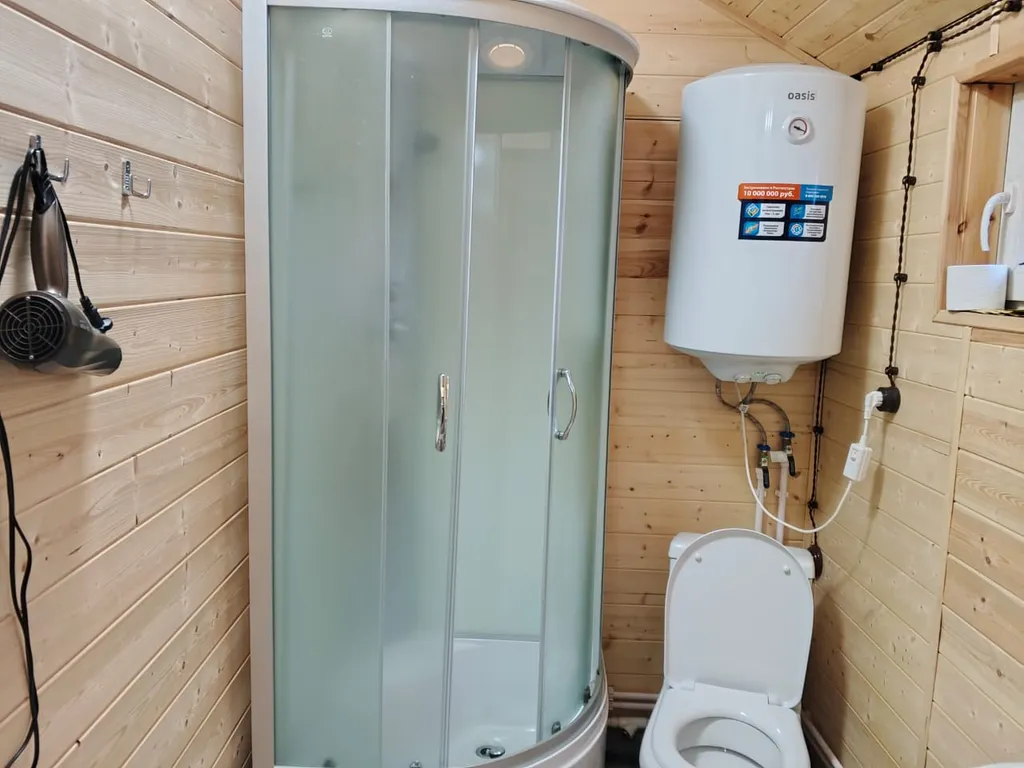 Барнхаус с видом из панорамных окон на красивый пейзаж Домбайских гор