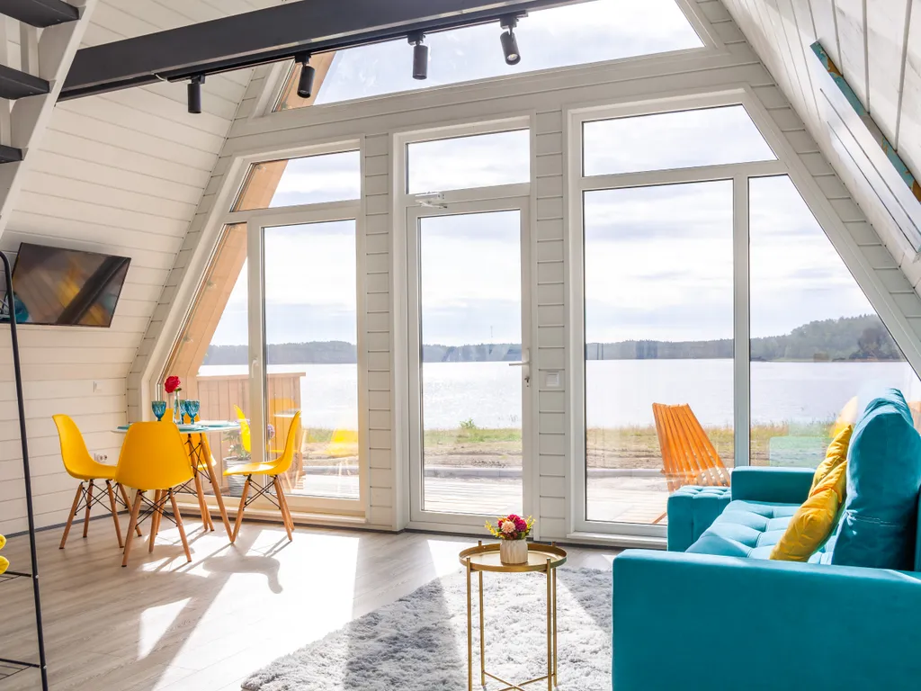 Уютный домик на берегу озера