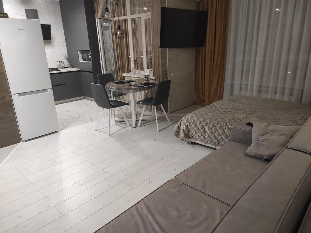 Студия Золотая карта с видом на сквер