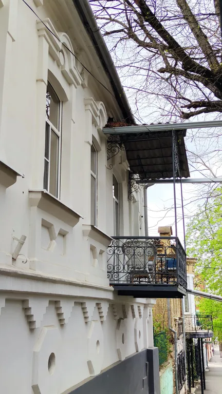 Студия с королевской кроватью и балконом