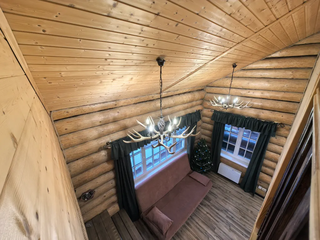 Дом из рубленого бревна с камином