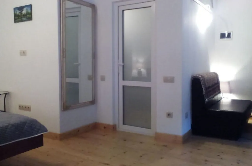 Студия комфорт на земле с двором, парковкой