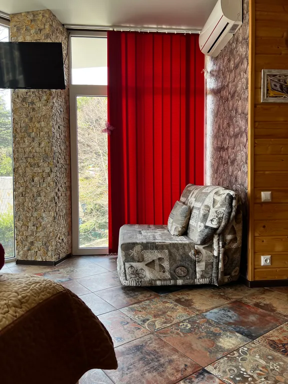 Студия с панорамными окнами и видом на горы