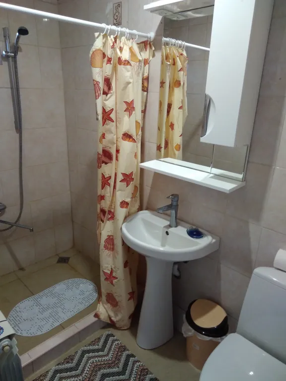 Часть дома с двумя спальнями, кухней и ванной