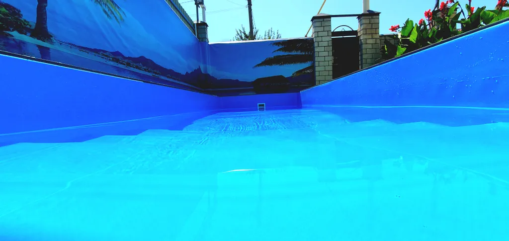 Уютный номер на первом этаже в маленьком гостевом доме с бассейном