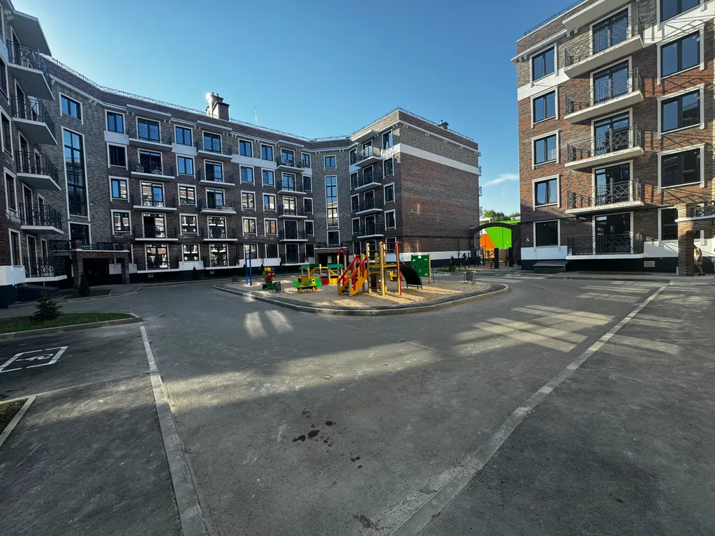 Большая Уютная 1-комнатная квартира,своя парковка,рядом магазин,центр