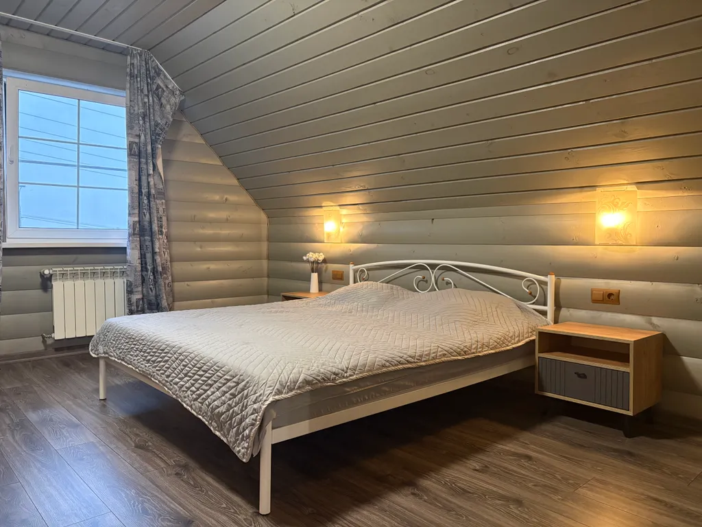 Дом с сауной и тёплым бассейном у пруда