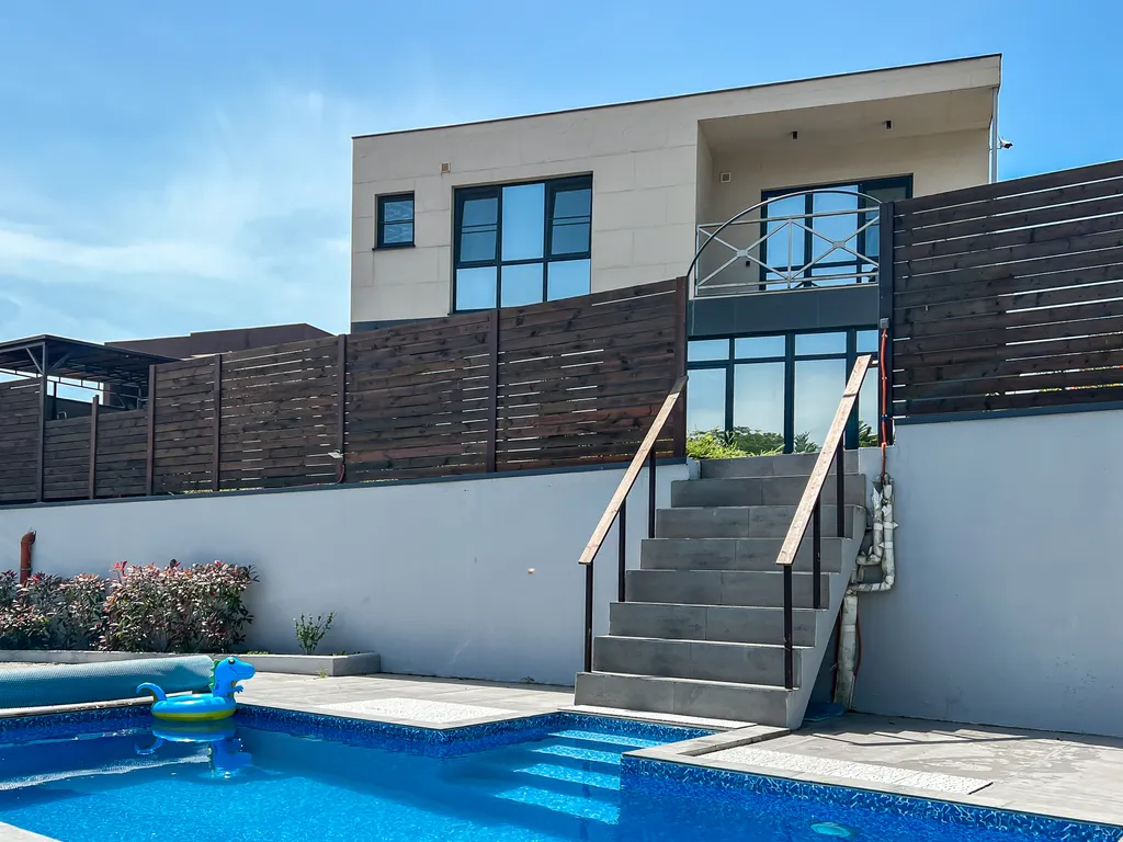 Новый современный дом с теплым бассейном и сауной