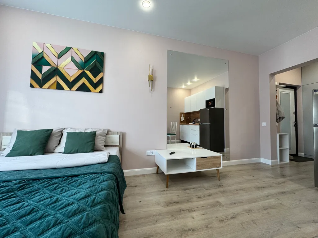 Зелёная современная квартира-студия недалеко от Горного Воздуха