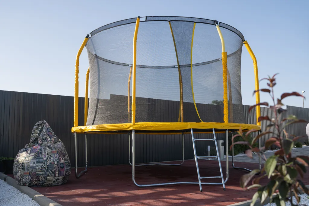 Дом на берегу реки