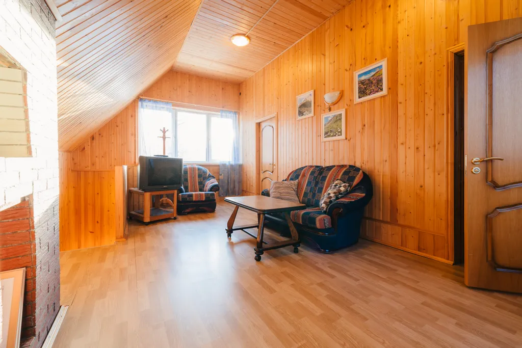 Дом на пруду с камином и караоке