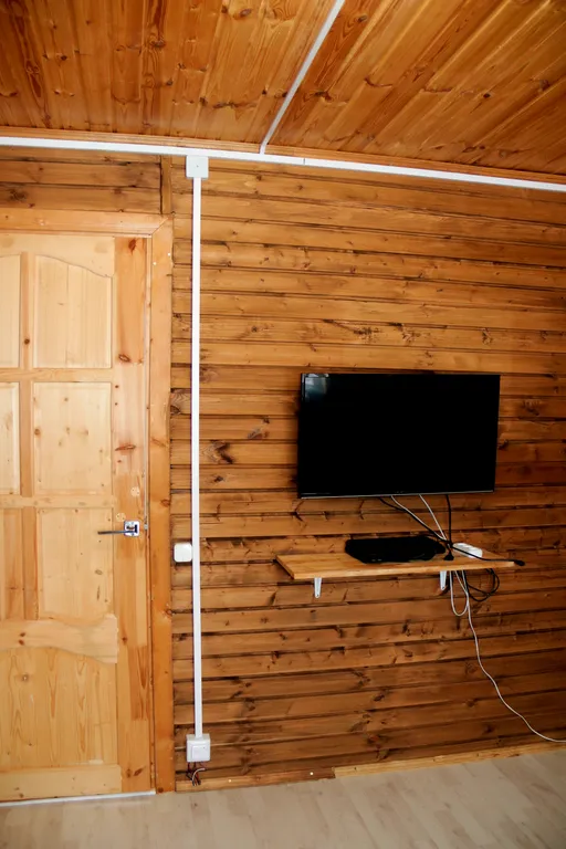 Коттедж на берегу реки с видом на сосновый лес