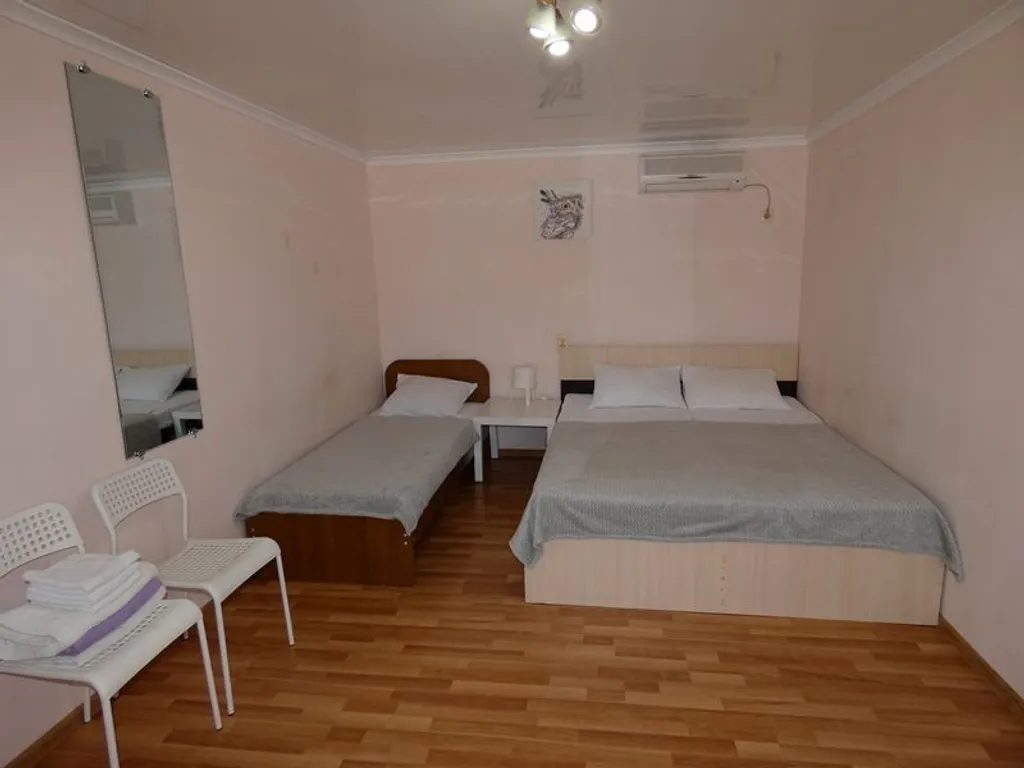 С общим душем и туалетом