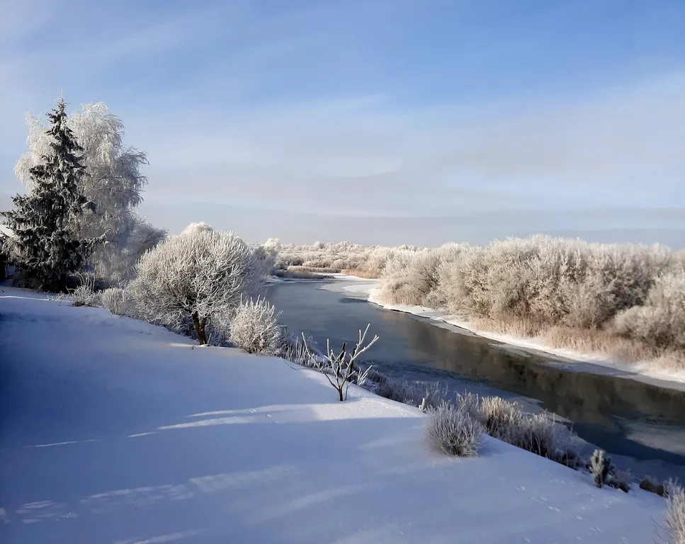 Дом и баня на берегу реки