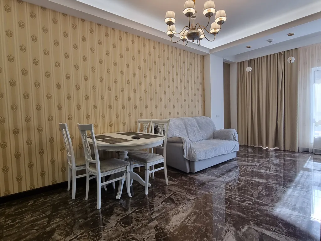 Aпаpтaмeнт c баcсейном и теpрaсой нa набеpeжной