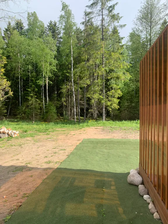 Уютный лесной домик на берегу ручья с выходом в лес