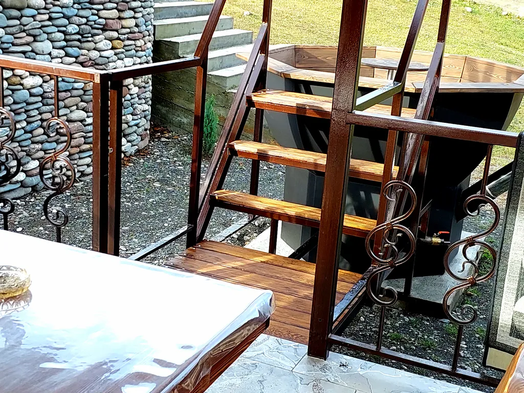 Домик с террасой и купелью