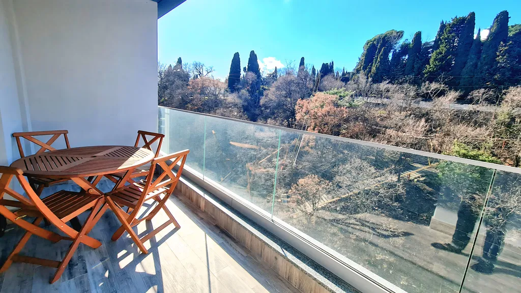 Квартира-студия с изолированной спальней и балконом в приморском парке