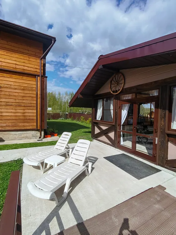 Красивый дом с камином на берегу живописной реки