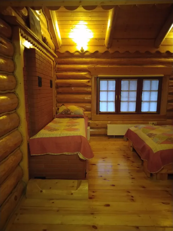 Бревенчатый дом с конюшней на озере