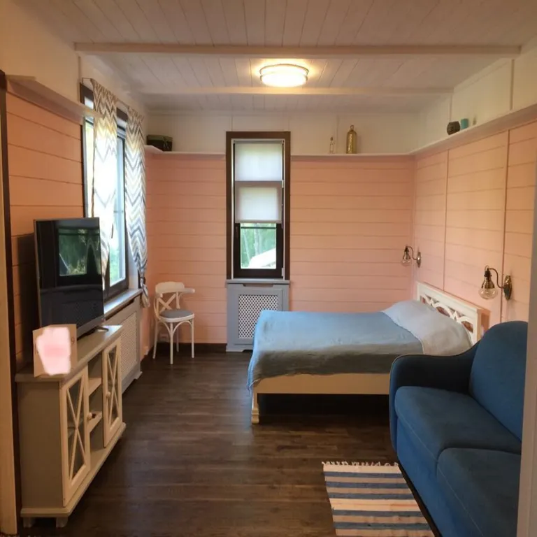 Красивый домик в лесу у реки