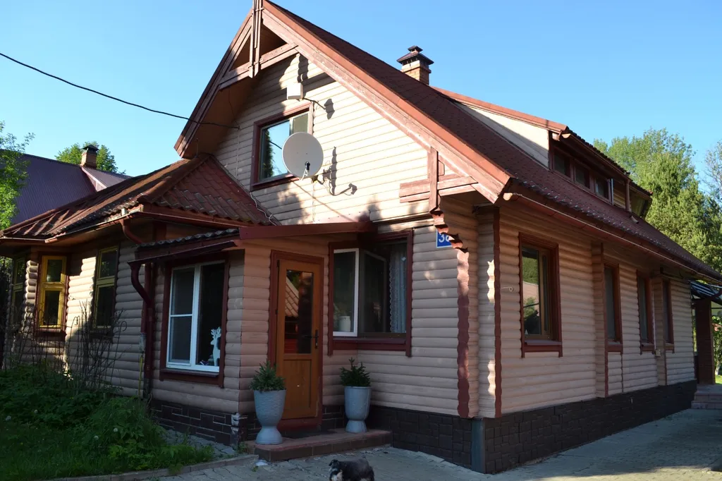 Уютный жилой зимний дом в сказочно живописном месте