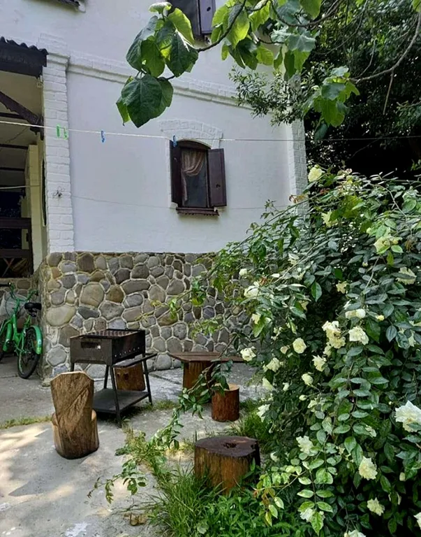 Двухэтажный дом с уютным двориком в окружении зелени