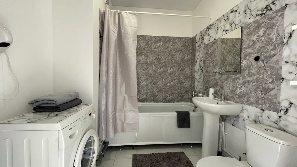 Не в отеле, а в квартире