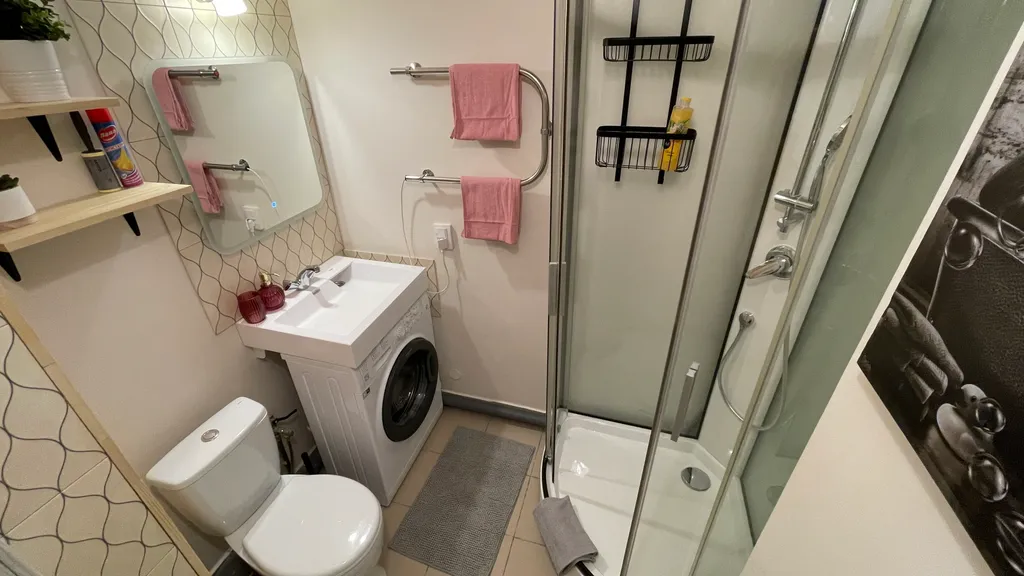 Не в отеле, а в квартире