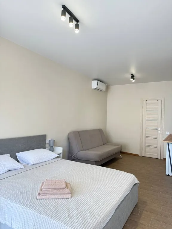 Апартаменты с теплым бассейном и видом на море и горы.